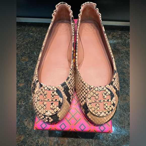 Tory Burch Mini Travel Ballet with stamped Snake Printed leather (blush/black) - Picture 1 of 6